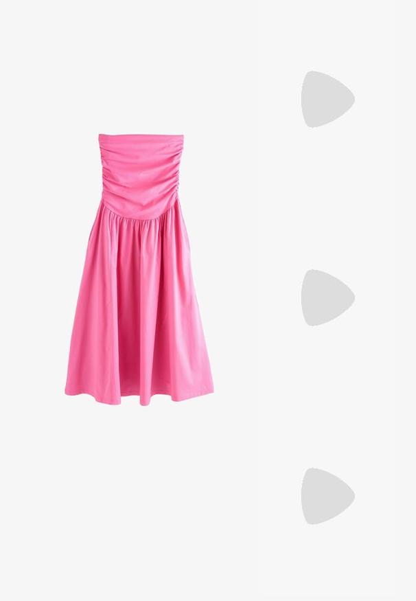 Pink strapless kjole med samlet stof ved korset og et fuldt, flydende skørt. Lavet af let bomuldsstof.; Guldfarvede hæle-sandaler med en strappy design, firkantet blokhæl og justerbar ankelrem med spænde. Glat tekstur.; Gul faux-krokodille skuldertaske med struktureret design, top-håndtag, aftagelig kædetraske og dekorativ krystaldekoration på låsen.; Guldtonede øreringe med teksturerede, bølgede former. Inkluderer skulpturelle clips og en åben ringdesign med en hamret finish.