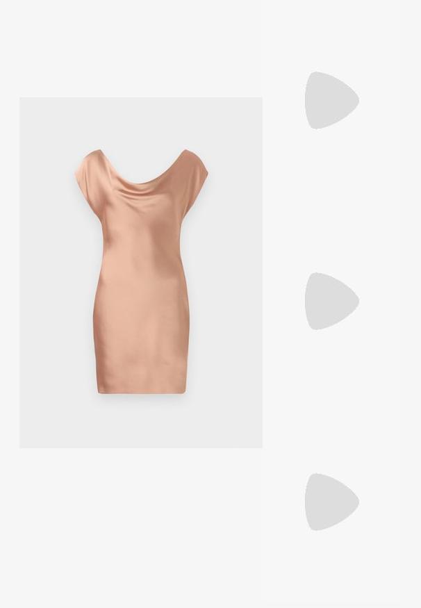 Satin mini kjole i blød ferskenfarve med draperet scoop-udskæring og kortærmer. Glat tekstur med en tætsiddende silhuet.; Sorte lakerede højhælede mulesko med spids tå og en slank silhuet, der har åben hæl og en slank stilettohæl.; The Kooples SAC - Håndtasker - black; Rabanne XL LINK DOUBLE HOOP EARRING - Øreringe - silver-coloured