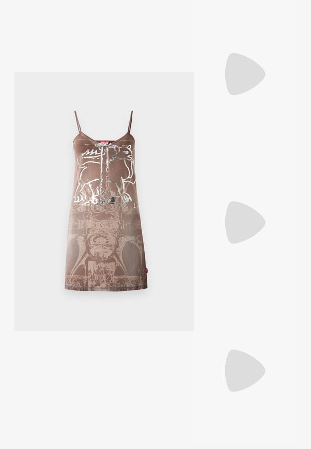 Pruun ilma varrukateta kleit, millel on graafiline disain koos karu pildiga. Pehme kangas sileda tekstuuriga, näidates kihilisi mustreid ja brändi sildit.; Beesek patentnaha slingback kontsad 5 cm kontsaga, millel on terav nina ja lõigatud külgedega ning õhuke pahkluu rihm.; Kilpkonnakilbi stiilis prillid piklik-ovaalsete läätsede, pruunika tooniga, kuldsete logo aktsentidega templitel ja elegantsed mustad varred.; Helme ja kristallide kaelakee, millel on ümara, helmestega disain heledates toonides, vahelduvad pärlid ja säravad aktsendid, kantud kaela ümber.