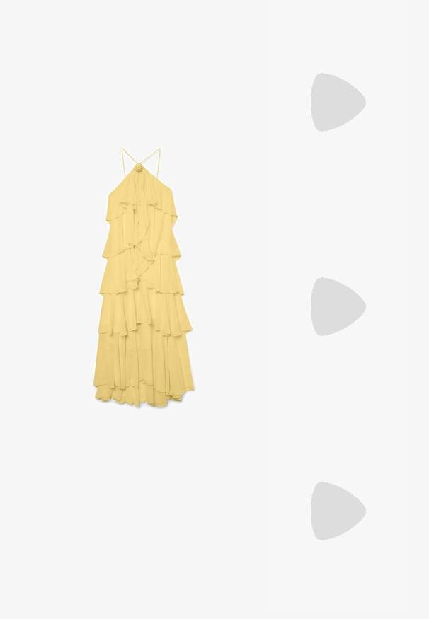 Gul, lagdelt maxi-kjole med voluminøse lag og spaghetti-stropper. Har en blomsterformet detalje ved halsudskæringen. Blødt, svævende stof.; Metallic guld højhælede pumps med spids tå, slank hæl, glat tekstur og minimale syninger på overdelen.; Rosa, gennemsigte solbriller med rektangulære linser og en let ramme. Linserne er let tonefiltrede, og stængerne er forlængede.; Cremefarvet læder skuldertaske med en halvmåneform, tynd rem og diskrete syninger. Minimalistisk design med hardware-accenter i guldton.