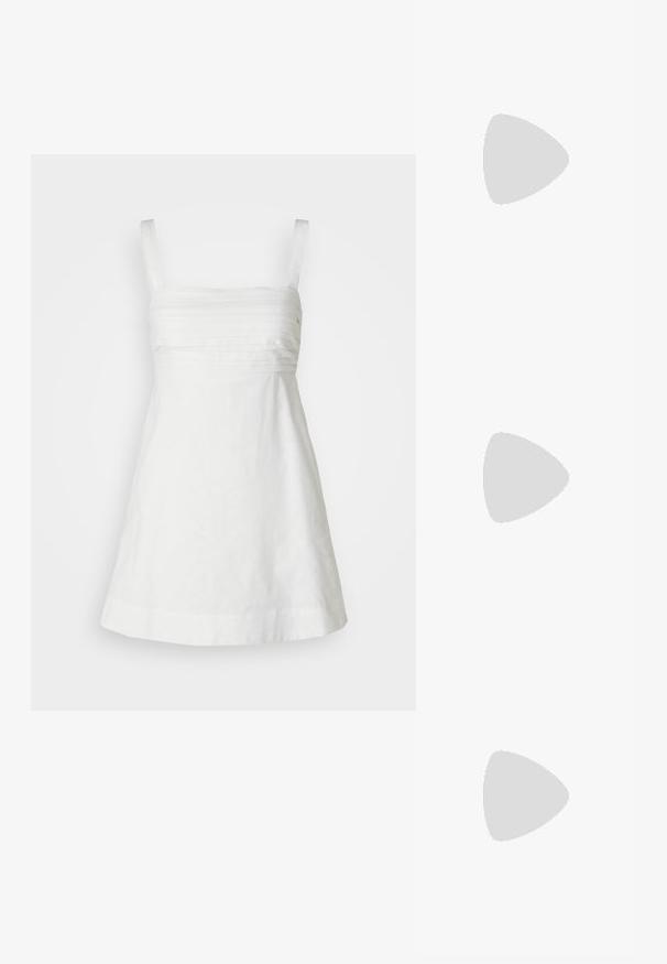 Vestido blanco de lino con tirantes finos, un corpiño ajustado y una falda acampanada. Presenta pliegues horizontales en el corpiño para añadir textura.; Tory Burch MELLOW MARY JANE - Sandalias planas - perfect black/gold; Gafas de sol negras con lentes de color marrón; forma rectangular con un marco grueso, incluyendo sutiles acentos de hardware en las patillas.; Bolso negro hecho de cuero texturizado, con un patrón de diamantes, cadena de tono dorado y un asa superior con un cierre de tapa con el logo en relieve.; Pendiente de aro dorado con un pequeño acento de gema decorativa. Lleva puesto un modelo con el cabello liso, combinado con una camisa blanca con cuello.