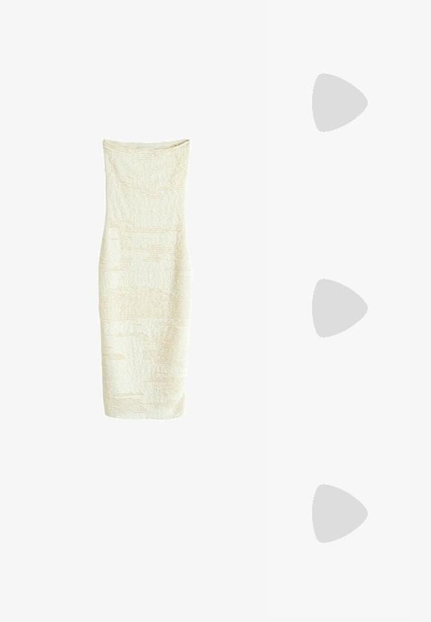 Robe crème sans bretelles en tissu texturé, présentant des motifs subtils et une silhouette ajustée, longueur mi-cuisse avec une finition lisse.; Sandales en cuir vegan doré avec deux brides réglables, bride en liège et semelle en caoutchouc noir. Texture lisse avec finition métallique.; Lunettes de soleil rectangulaires avec une monture en plastique écaille de tortue, verres sombres et accents en métal argenté sur les côtés. Fabriquées en Italie.; Sac en cuir brun à bandoulière avec motif logo, bandoulière en chaîne dorée, fermeture éclair et accents de quincaillerie dorée. Forme compacte et rectangulaire.