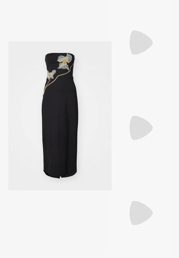 STAUD BROOKE DRESS - Džersio suknelė - botanical shadows; Sidabrinės aukštakulnės šlepetės su elegantišku dizainu, atvira nosimi, viena juosta per pėdos priekį ir reguliuojama kulkšnies juosta.; Metalinis sidabrinis kibirėlis su tekstūruota apdaila, papuoštas sidabriniu apvaliu rankeniu ir raišteliu, laikomas prieš šviesiai mėlynus džinsus.; Sidabro auskarai, formos primenančios lanką, su blizgiu paviršiumi. Ypatybės: tekstūruotas paviršius ir kreiva forma, su prikabintomis sagutėmis.