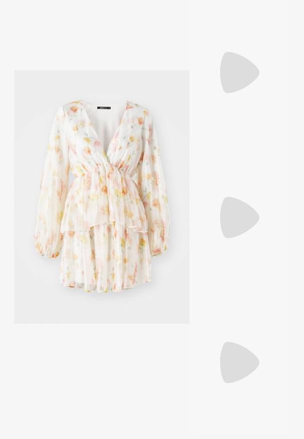 Vestido floral de tejido blanco transparente, con escote en V profundo, mangas largas abullonadas, cintura ceñida, falda en capas y patrones de flores en tonos pastel.; Zapato de tacón alto con punta afilada en una combinación de colores plateado, dorado y nude. Acabado brillante con diseño recortado, que presenta un tacón de aguja.; Bolsa de pouch metálica plateada con una forma suave y redondeada y un cierre en la parte superior con un nudo. Hecha de un material de imitación de cuero suave.; Pendientes de aro de plata con diseño retorcido, que presentan un acabado pulido y cierre de presión. Miden aproximadamente 3 cm de diámetro.