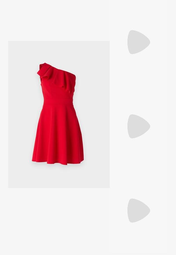 WAL G PETITE MAXINE RUFFLE SKATER - Džersejové šaty - red; Čierna lodička na vysokom opätku s špicatou špičkou, štruktúrovaným povrchom a živým ružovým interiérom. Obsahuje robustný opätok so strieborným akcentom.; Čierne prehnané slnečné okuliare v tvare mačacích očí, s tmavými sklami a lesklým plastovým rámom. Majú hrubé rámiky pre lepšiu podporu.; Zlaté kruhové náušnice s hladkým, lesklým povrchom. Cirkulárny dizajn s malým steblom a jasným záznamom pre bezpečné nosenie.