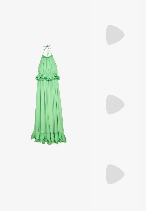 Grön halter maxi-klänning i mjukt tyg, med en volangmidja och volangkant, samt en svävande, plisserad silhuett.; Vit högklackad sandal med en kraftig klack, med ett remdesign och ankelband. Slät textur med en plattform framtill för ökad höjd.; Krämfärgade solglasögon med oval linser, svart toning och metalliska logotypdetaljer vid bågarna. Slät yta, kattöga-design.; Vit syntetisk handväska med triangulär form, platt framklaff och rosettdetalj, justerbar rem, slät textur och minimalistisk design.