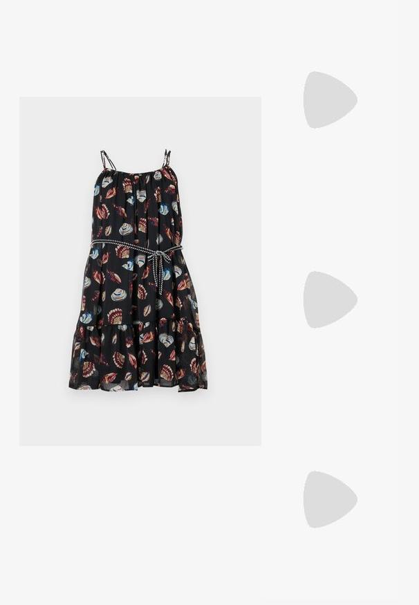 Svart klänning med utsvängd nederdel, prydd med färgglada musselmönster. Den har justerbara axelremmar och en åtsittande midja med en kontrasterande knytning.; Vit bomull t-shirt med en stor, lysande röd hummergrafik på framsidan. Kortsleeves och standard rundad halsdesign.; Vit hög topp canvas sneaker med svart gummisulan, framsidan gummitåhätta och sex öglor för snören, med en ren, minimalistisk design.; Röd läderhandväska med en vinkelrät, geometrisk design. Har ett justerbart axelband och en klaffstängning med sydda detaljer.