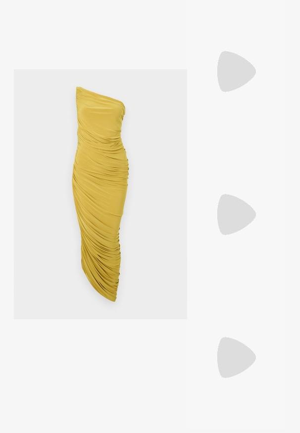 Norma Kamali DIANA GOWN - Robe de cocktail - asparagus; Sandale en cuir verni noir avec trois brides, boucle de cheville et talon aiguille de 10 cm. Présente un détail en métal doré et un charm logo.; Sac en cuir noir porté en travers avec deux poches avant, boucles dorées, fermeture zippée et une sangle fine. Surface texturée et forme rectangulaire compacte.; Boucles d'oreilles en métal doré en forme d'anneau, avec une forme courbée et allongée. Elles présentent une surface lisse et brillante avec une pointe arrondie pour un détail supplémentaire.