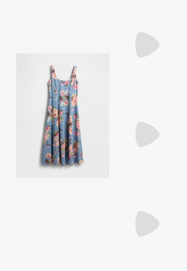 Blå uten ermer midi-kjole med rosa og kremfargede blomsterdesign og scoop-hals, vist mot en hvit bakgrunn.; Spiss-tå høyhælte sko med en fargekomposisjon av sølv, gull og nude. Glanset overflate med utskjæringsdesign, med en stiletto hæl.; Sølvfarget metallisk poseveske med en myk, avrundet form og en knyttet topplukking. Laget av glatt imitert skinn.; Sølv hoops øredobber med en tvistet design, som har en polert finish og bakstøtte. Mål omtrent 3 cm i diameter.
