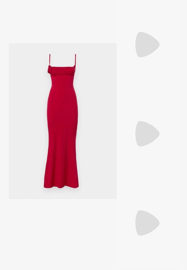 Vestido vermelho justo sem mangas com decote quadrado, com uma saia rodada e detalhe em rosa de lado. Feito de um tecido suave com um brilho sutil.; Sapato slingback preto em pele patentada com bico apontado, tiras no tornozelo apresentando fivelas e acessórios prateados, e um salto elegante.; Bolsa de couro preta com forma curva, alça destacável e detalhes em dourado. A bolsa possui uma aba com detalhe de fivela.; Brincos em tom de ouro com formas onduladas e texturizadas. Inclui studs escultóricos com presilha e um design de argola aberta com um acabamento martelado.