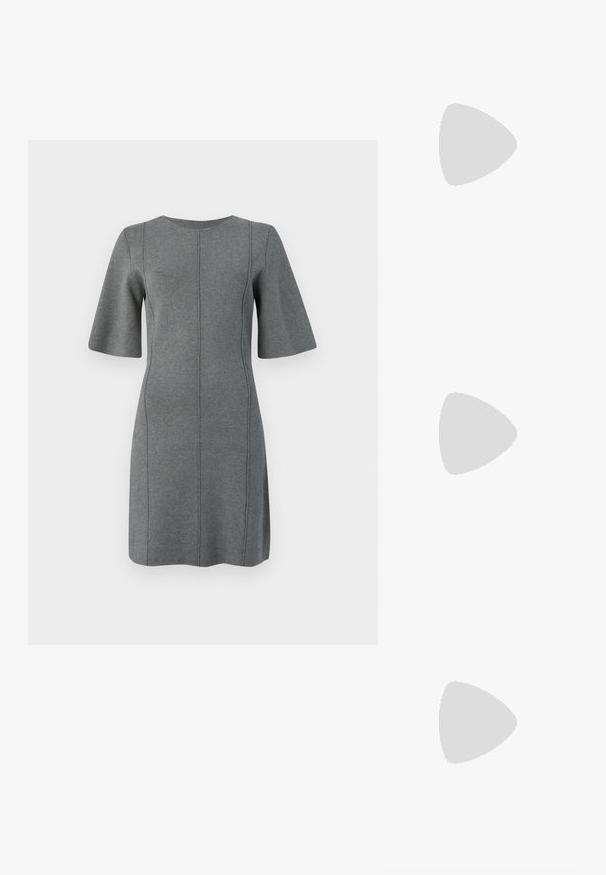 Robe tricotée grise avec des manches courtes évasées, un col rond et des coutures verticales. Texture lisse et design longueur genou.; Chaussure à talon aiguille à bout pointu avec un schema de couleurs argent, or et nude. Fini brillant avec un design découpé, dotée d'un talon stiletto.; Pochette en métal argenté avec une forme douce et arrondie et un fermoir en haut noué. Fabriquée en simili cuir lisse.; Boucles d'oreilles en argent en forme de créoles avec un design torsadé, dotées d'une finition polie et d'une fermeture à poussoir. Mesurent environ 3 cm de diamètre.