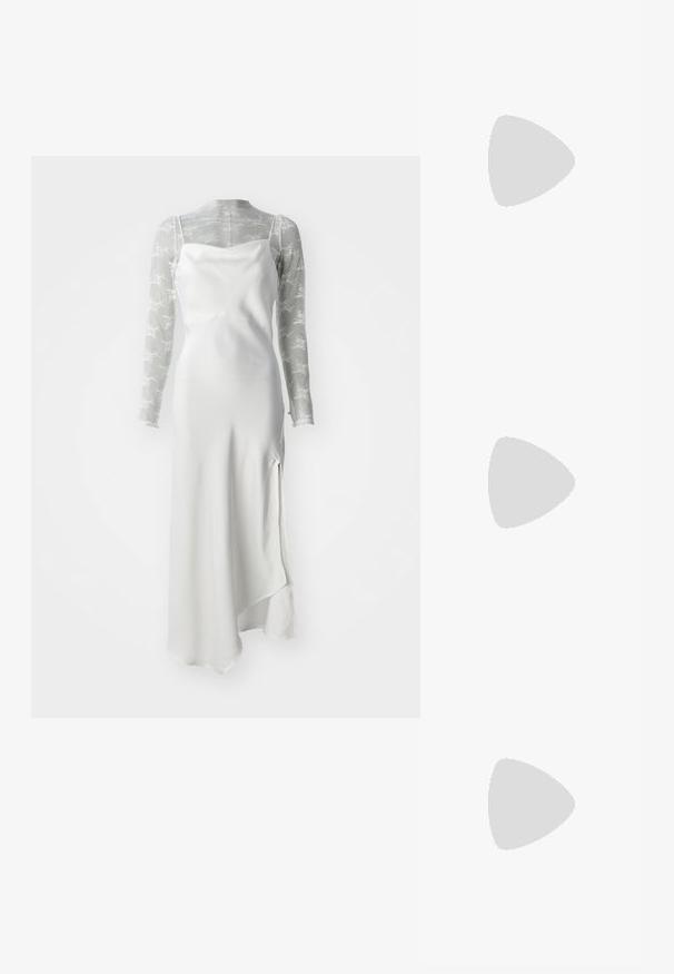 Bela saten haljina s visokim prorezom, složena preko prozirne, dugih rukava sive mrežaste majice s bijelim cvjetnim uzorcima.; Bijela slingback peta s oštrim vrhom, glatkim gornjim materijalom, niskom blok peta te dizajnom s bočnim izrezom i podešivom kopčom.; Ok Runde sunčane naočale s tamnim staklima i zlatnim okvirom. Model nosi svijetloplavi rebrasti kardigan s gumbima i kontrastnim bijelim rukavima.; Michael Kors novčanik na zapešću u bež premazanoj tkanini s ponavljajućim uzorkom MK loga, zlatnim hardverom i odvojivim lancem za nošenje.