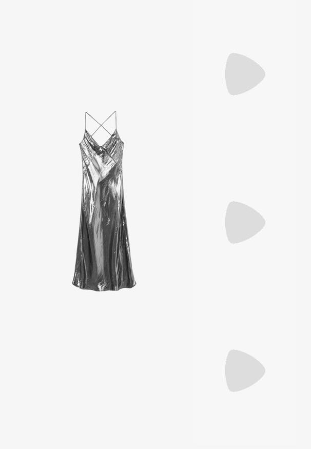 Metallisch silbernes Kleid mit fließender Textur, dünnen, überkreuzten Spaghetti-Trägern und einem Wickeldesign, das eine drapierte Silhouette schafft.; Spitz zulaufender High-Heel-Schuh in einer Farbgestaltung aus Silber, Gold und Nude. Glänzende Oberfläche mit Ausschnittdesign und stiletto Absatz.; Silberne metallic Pouch-Tasche mit einer sanften, abgerundeten Form und einem geknoteten Verschluss oben. Hergestellt aus glattem Kunstleder.; Silberne Creolen mit gedrehter Gestaltung, ausgestattet mit einer polierten Oberfläche und einer Steckverschluss. Sie haben einen Durchmesser von ca. 3 cm.
