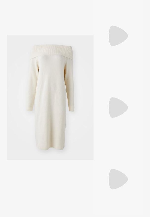 Vestido de malha creme off-the-shoulder com mangas longas, decote canelado e textura suave, apresentando um corte reto e um design até ao joelho.; Sandy em verniz preto com salto slingback, ponta afilada e salto geométrico. Apresenta um design elegante e minimalista com textura suave.; Bolsa de couro preta com forma curva, alça destacável e detalhes em dourado. A bolsa possui uma aba com detalhe de fivela.; Brincos em tom de ouro com formas onduladas e texturizadas. Inclui studs escultóricos com presilha e um design de argola aberta com um acabamento martelado.