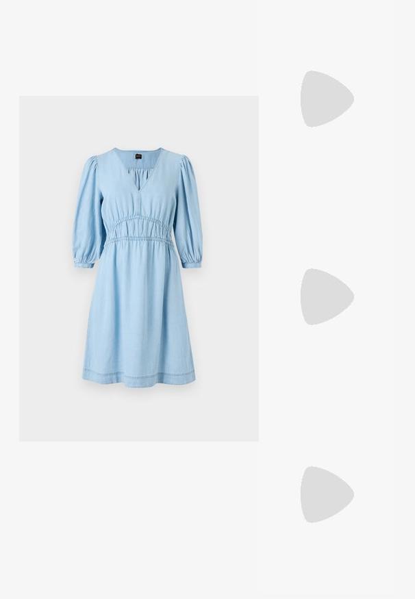 Rochie din denim bleu deschis cu decolteu în V, mâneci bufante și talie elastică. Prezintă o margine evazată cu detalii de cusătură.; Sandale negre cu toc înalt au curele subțiri cu un design legat, un vârf pătrat neted și un toc stiletto elegant.; Geantă metalică gri deschis, cu un strap din lanț, decorată cu mici ținte circulare metalice și un logo de marcă triangular.; Cercei rotunzi din argint cu un finisaj neted și strălucitor. Design ușor, având o formă rotundă și închidere cu tijă.