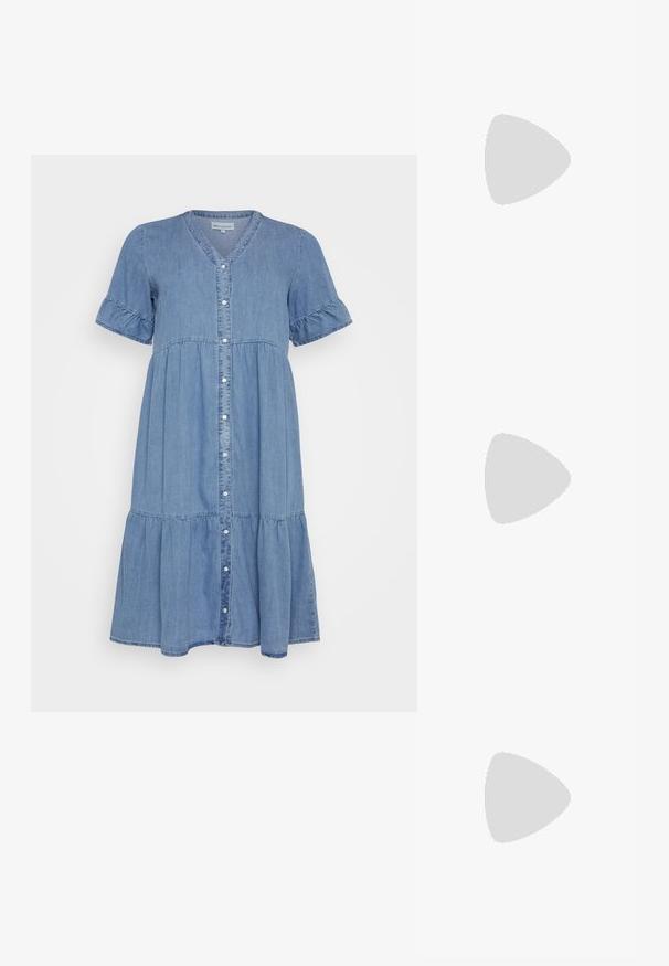 Denimkjole i lyseblå, med V-hals, korte volangermser, knappefront og et tiered skjørt design. Myk tekstur.; Svart høyglans sandaler med hæl, firkantet tå, ankelremmer og sølvspenner. Har en kraftig blokkhæl for stabilitet.; Svart lærveske med en buet form, avtagbar stropp og gullbeslag. Vesken har et klaff med spenne-detall.; Fire par med sølvøredobber: to blanke glatte hoop-design, ett med tekstur og ett dekket med små klare rhinestones.