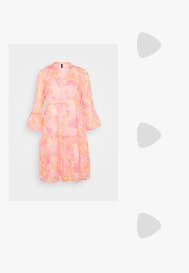 Lahka, večplastna obleka z V-izrezom in zvončastimi rokavi. Ima vzorec, podoben akvarelu, v rozastih in oranžnih odtenkih.; Sandal v slogu z odprtim peto v beli usnjeni obvali z več širokimi trakovi in srebrnimi zaponkami; ravni podplat z majhno črno peto in kovinskimi detajli.; Rumena pletena torbica za ključe z zapiralom, odstranljivim zapestnim trakom in zlatim verižnim poudarkom. Gladka tekstura in pravokotna oblika.; Zlate uhane v obliki obročkov z gladko, sijočo površino. Krožna zasnova s majhnim nosilcem in prozornim podplatom za varno nošenje.