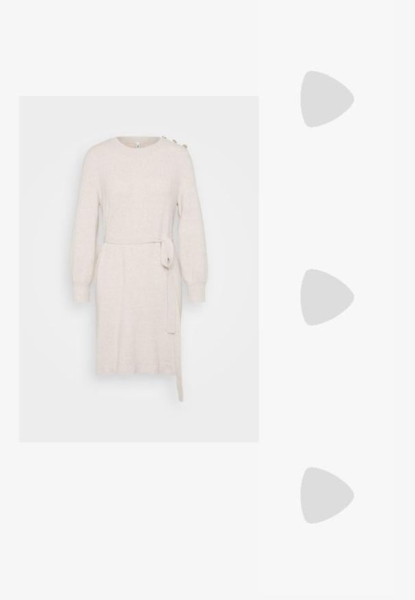 Beige stickad klänning med rund halsringning, långa ballongärmar, midjeband och sidospalt. Har dekorativa knappar på axeln.; Svart läderankel stövel med kraftig, räfflad sula, snörning framtill och en dragrem på slät vit bakgrund.; Svart handväska med strukturerad form, slät yta och metallspänne. Matchad med vida svarta byxor och sandaler med öppen tå på trägolv.; Guldörhängen i form av ringar med en slät, glänsande yta. Cirkulär design med en liten stötta och genomskinlig bakgrund för säker användning.