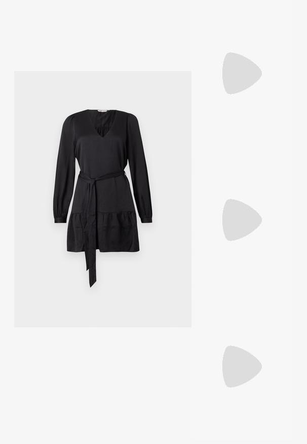 Vestido preto com decote em V, mangas longas e cinto amarrado. Apresenta uma camada franzida na bainha para uma textura adicional. Acabamento do tecido suave.; Sapato de salto alto com bico fino, em tons de prata, dourado e nude. Acabamento brilhante com design recortado, apresentando um salto stiletto.; Saco metálico prateado com uma forma suave e arredondada e um fecho em topo atado. Feito de material de imitação de couro suave.; Brincos de argola prateados com um design torcido, apresentando um acabamento polido e fecho tipo post. Medem aproximadamente 3 cm de diâmetro.