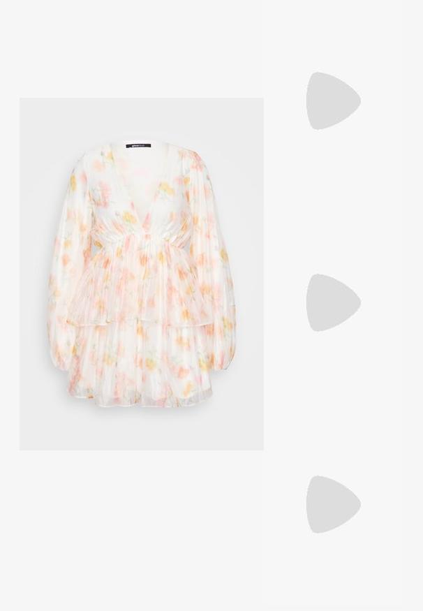 Vestido com padrão floral, decote V profundo, mangas compridas com volume e um design em camadas com babados. Tecido translúcido e leve em tons pastéis suaves.; Sandal de salto alto prateado metálico com biqueira aberta, apresentando três tiras finas sobre o pé e uma tira no tornozelo com fivela.; Bolsa de mão metálica dourada com uma textura suave, apresentando um fecho em aba triangular. A mão que a segura tem unhas bem cuidadas.; Brinco de argola prateada com acabamento polido, apresentando pequenos detalhes em dourado e uma forma redonda, usado na orelha.