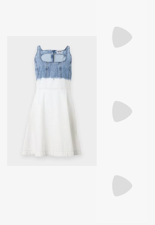 MOSCHINO JEANS Obleka iz džinsa - multi ice; Bela kratka majica s kratkimi rokavi iz rebrastega materiala. Okrogla ovratnica, običajen kroj in subtilni šivi. Brez vzorcev ali grafik.; Črne usnjene balerinke z zaobljenim nosom, gladko teksturo, minimalnimi šivi in fleksibilno zasnovo podplata.; Rjava usnjena torbica s poklopcem, zlato obarvani okovi, naramnica in gladka tekstura. Kompaktna pravokotna oblika.