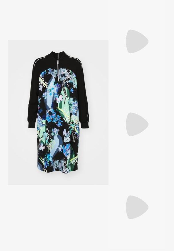 Marc Cain Freizeitkleid - soft sky; Schwarzer spitz zulaufender Slingback-Schuh mit niedrigem Absatz, der aus glattem Leder gefertigt ist und seitliche Ausschnitte für Atmungsaktivität aufweist.; Schwarze Handtasche mit zwei kurzen, doppelt geflochtenen Griffen und einem abnehmbaren Schulterriemen. Glattes, lederähnliches Material mit einem Reißverschluss und Logodetail.; Silberne Creolen mit einem glatten, geschwungenen Design. Mit einem glänzenden metallischen Finish und Steckverschluss. Keine sichtbaren Muster oder Akzente.