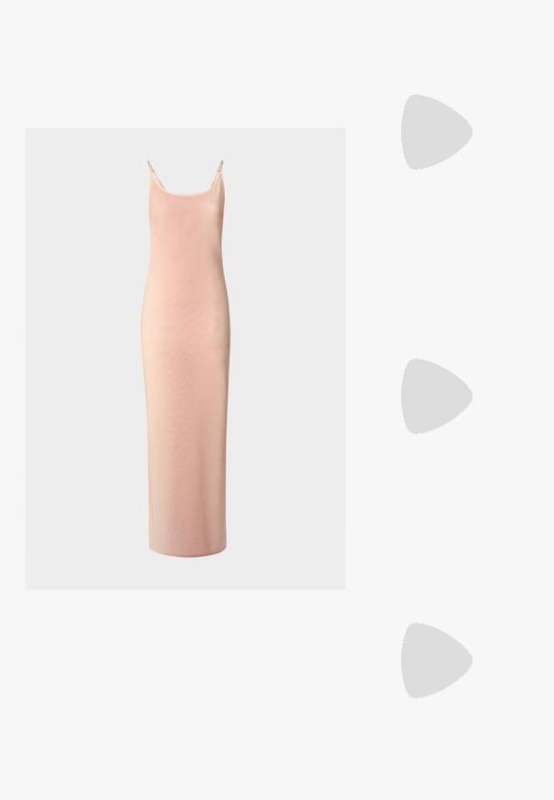 Vestido longo e justo em tecido rosa suave. Apresenta alças finas, decote redondo e uma textura suave com um leve brilho.; Sapato de salto alto em pele branca com biqueira pontiaguda, faixa no tornozelo e um salto fino de stiletto. Textura suave com um leve acabamento brilhante.; Cult Gaia VIERA - Carteira de mão - natural; Par de brincos irregulares em forma oval, feitos de metal dourado, com uma superfície texturizada e ligeiramente martelada, sobre um fundo branco.