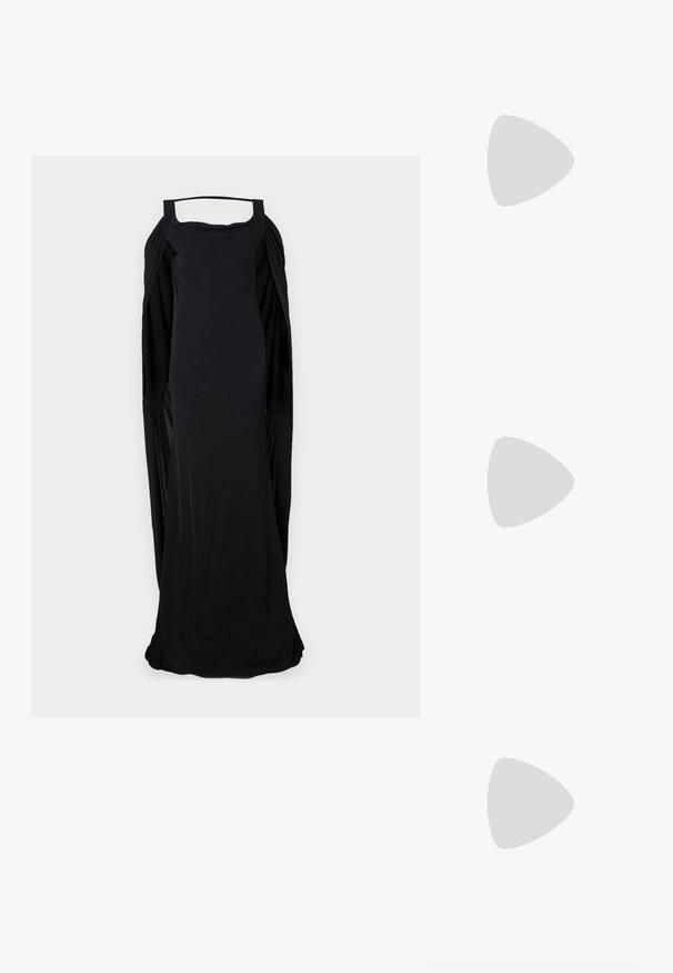 Rochie neagră fără mâneci, cu decolteu pătrat, având lateralele drapate și o siluetă lungă și fluidă, realizată dintr-un material moale și elastic.; Pantofi cu toc din piele lacuită neagră, cu vârf ascuțit, toc mic și curele încrucișate pentru glezne. Textură netedă și design minimalist.; Casadei BORSA - Geantă de mână - voyage panama/nero; Cercei argintii cu un finisaj lustruit, ce prezintă o piatră centrală clară, purtați de un model cu păr drept și închis la culoare, îmbrăcat cu un top de culoare albastru deschis.