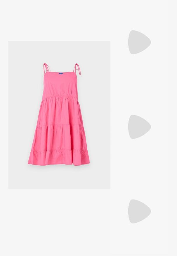 HUGO KARAMELA - Dienas kleita - dark pink; Melnas augstpapēžu sandales ar plāniem siksniņām un mezgla dizainu, gluda kvadrātveida purngalu un elegantu stiletto papēdi.; Gaiši pelēka metāla rokassoma ar ķēdes siksnu, rotāta ar mazām apaļām metāla kniedēm un trīsstūra zīmola logo.; Sudraba riņķveida auskari ar gludu, spīdīgu apdari. Apaļas formas, viegla dizaina, ar aizdari uz stieples.