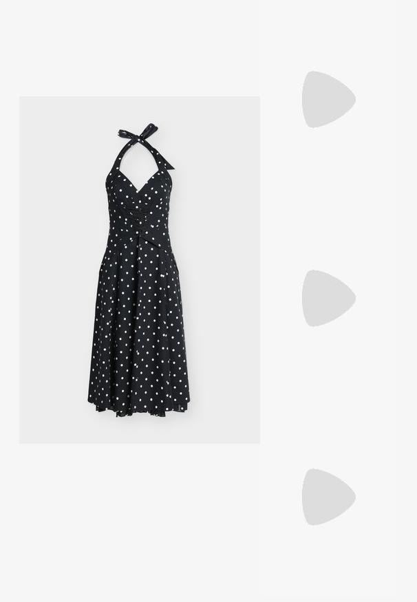 Fekete pánt nélküli ruha fehér pöttyökkel, szűkített felsőrésszel, ráncolt részlettel és lengő, térdig érő szoknyával. Nyaknál megkötős.; Fekete lakk bőr, pántos magassarkú cipő, hegyes orral, lekerekített kivágással és tömbsarkal. Arany színű csat díszíti.; Fekete, oversize napszemüveg fokozatos árnyalatú lencsékkel, vastag kerettel és arany színű lánc díszítéssel a szárakon.; Fekete tote táska szintetikus anyagból, egyszerű téglalap formájú dizájnnal, arany négyzet díszítésekkel és dupla fogantyúkkal.