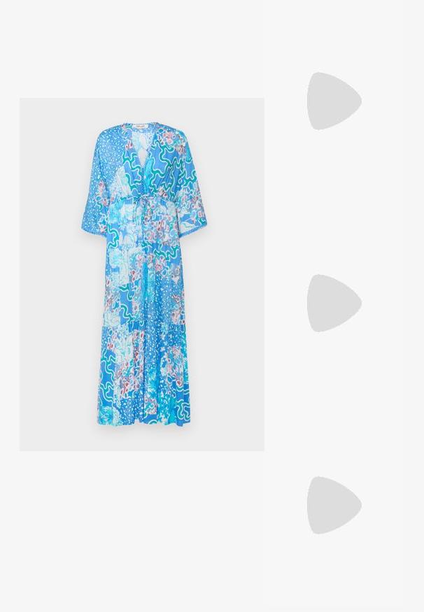Diane von Furstenberg BORIS DRESS - Maksi garuma kleita - blue; Stuart Weitzman THEA - Sandales - golden; Melnā kvadrātveida ādas rokassomiņa ar zelta ķēdes plecu siksnu, kurai ir apaļais aizdare. Kompakta taisnstūra forma ar gludu tekstūru.; Sudeļi ar plūstošu spirālveida dizainu. Gluda tekstūra ar pulētu apdari. Iezīmējas ar maigu spīdumu un nav redzamu rotājumu.