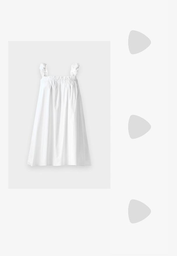 Biała bawełniana sukienka z elastycznym gorsetem i falbaniastymi ramiączkami. W kształcie A i o gładkiej teksturze, z długością do kolan.; Białe melanżowe mule z ostro zakończonym noskiem, o smukłym średnim obcasie i wsuwanej konstrukcji na jednolitym tle.; Czarna skórzana torba w kształcie półksiężyca na ramię z srebrnymi zamkami błyskawicznymi po obu stronach i pojedynczym paskiem.; Brożka w odcieniu złotym z knotowym wzorem, posiadająca gładkie, zaokrąglone linie oraz misterny kształt, odzwierciedlająca wypolerowaną powierzchnię.