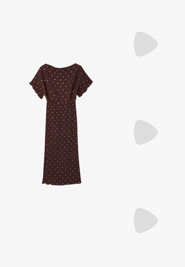 Never Fully Dressed TILLY DRESS - Koktel haljina / svečana haljina - brown; Crne lakirane kožne sandale s otvorenom petom i špicastim vrhom, s geometrijskom blok petom. Imaju elegantan, minimalistički dizajn i glatku teksturu.; Zlatna metalna torba s uređenim dizajnom, glatkom teksturom i podesivim remenom. Ima jedinstven trokutasti oblik i minimalističko šivanje.; Naušnice zlatne boje s teksturiranim, valovitim oblicima. Uključuju skulpturalne kopče i dizajn otvorene kružnice s kovanom završnom obradom.