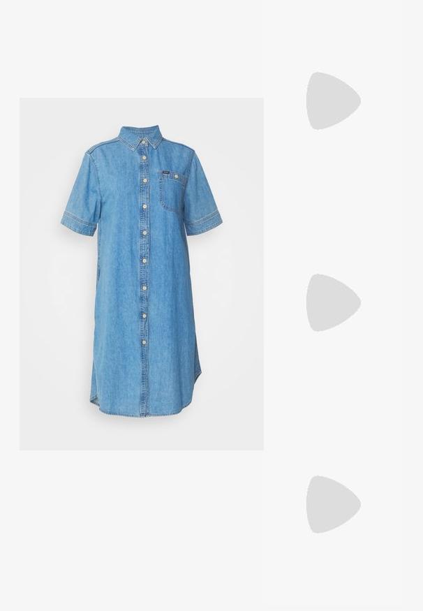 Lee ALL PURPOSE A LINE DRESS - Kreklkleita - stroke of luck; Bēža baleta kurpes ar smailu purngalu, pārklātas ar sietu, un ar sānu sprādzi. Plakana zole ar gludu tekstūru.; Melnām un baltām svītrām rotāta rokassoma ar strukturētu formu, ar augšējo rokturi, noņemamu ķēdes siksnu un metāla logotipa akcentu.; Sudraba auskari piedāvā dažādus stilus: ieliekamie, riņķveida un karājošie, ar ģeometriskām formām, pērlēm un tekstūras akcentiem organizētās rindās.