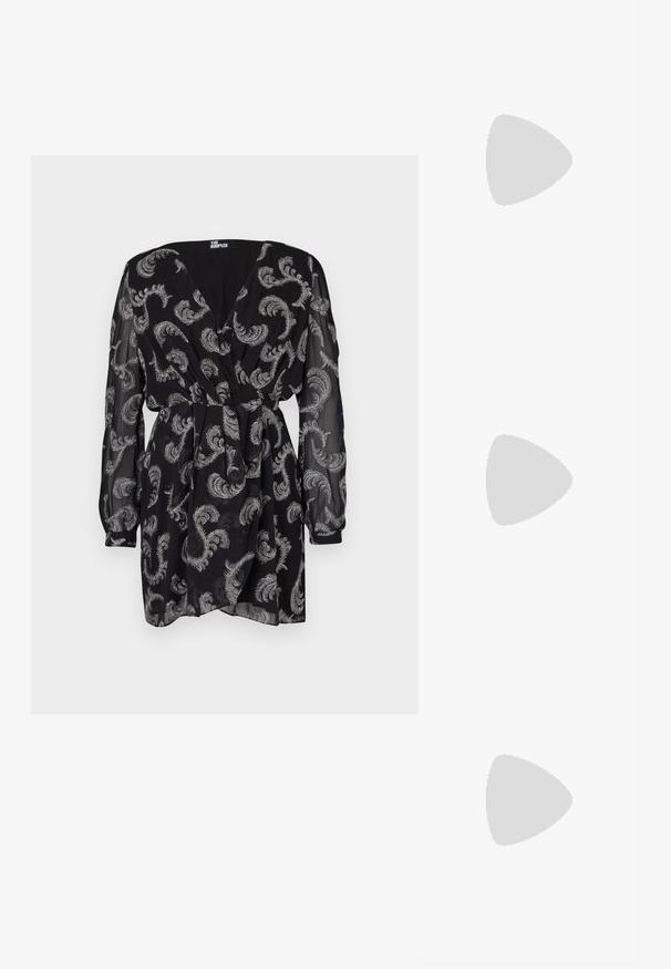 Schwarzes Kleid aus transparentem Stoff, mit silbernen Paisleymustern, V-Ausschnitt, langen puffärmel und einer taillierten Detail mit Bindeband.; Schwarzer Leder-Slingback-Schuh mit spitz zulaufender Zehenpartie, dekorativen Riemen mit METALLÖSEN und niedrigem Blockabsatz. Strukturelle Oberfläche.; Schwarze Leder-Umhängetasche mit zwei vorderen Taschen, goldenen Schnallen, Reißverschluss und einem schmalen Tragegurt. Texturierte Oberfläche und kompakte rechteckige Form.; Schwarzes geflochtenes Schnur-Halsband mit einem polierten goldenen Herzanhänger, der sanfte Kurven und ein glänzendes Finish aufweist.