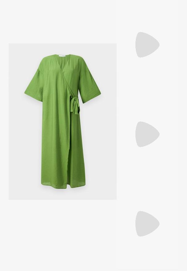 Roheline seljast kinnitatav kleit on valmistatud kergest kangast. Omab laiu varrukaid, vöödega taljet ja sügavat V-kaelust. Sile, kergelt tekstureeritud pind.; Kuldne, metallilised slingback-kudumid terava varba ja paksu kontsaga. Sile tekstuur, minimalistlik disain ja kitsas rihm.; Mustmust mustraha kõverate joontega, eemaldatava rihmaga ja kuldsete detailidega. Kotil on klapp, millel on pandladetail.; Kuldtooni kõrvarõngad ovalikujuliste selgete kristallidega, mille ümber on väiksemad selged kivid, ja kaarvormiga disain, et tagada kindel kandmine.