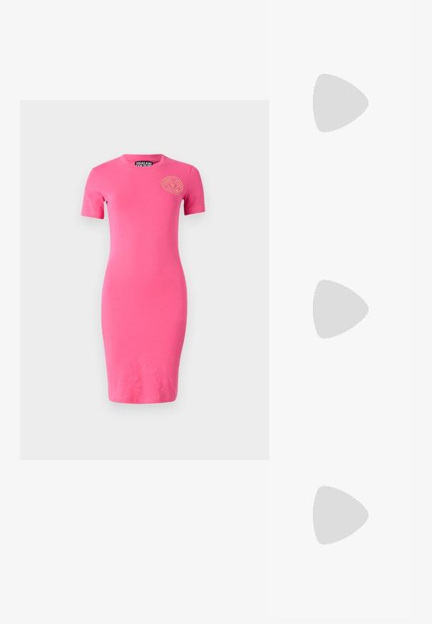 Versace Jeans Couture Marškininė suknelė - rosa; Rožinės slingback bateliai su smailiu pirštu, minimalistiniu dizainu, mažu kulnu ir dekoratyvine juostele priekyje. Pagaminti iš sklandžios medžiagos.; Balta odinė rankinė su kreiva forma, reguliuojama dirželiu ir mažu sagties akcentu. Modelis vilki priglundančius juodus drabužius.; Auksinės spalvos žiedas, turintis organišką, sukimosi dizainą su lygiu paviršiumi ir siaurėjančiais galais, sukuriantis modernią skulptūrinę išvaizdą.