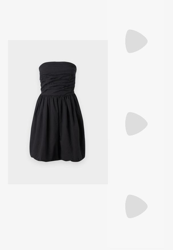 Musta olkaimeton mekko, jossa on uurrettua kangasta rinnassa ja leveä hame. Valmistettu kevyestä materiaalista, jossa on sileä rakenne.; Korkokenkät, joissa on terävä kärki ja hopea, kultainen sekä nude-väriyhdistelmä. Kiiltävä pinta ja leikkausdesign, varustettuna stikettikorkealla.; Hopeapintainen metallinen pussilaukku, jolla on pehmeä, pyöreä muoto ja solmittava yläosa. Valmistettu sileästä tekonahkamateriaalista.; Hope hopea, joissa on kierren muotoilu, kiiltävä pinta ja takana kiinnitettävä suljin. Halkaisija noin 3 cm.