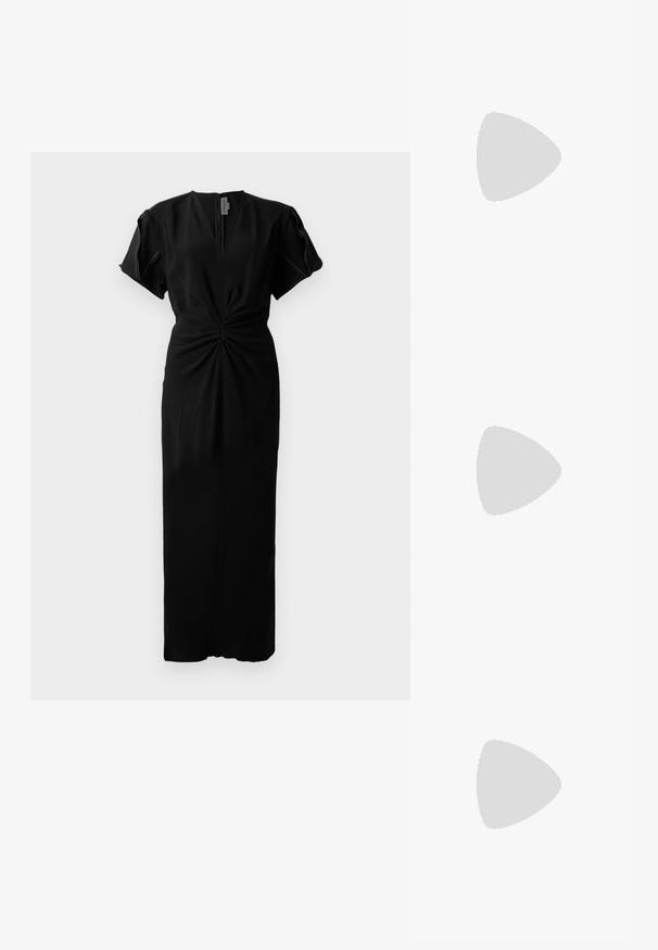 Juoda midi suknelė su trumpomis, pūkuotomis rankovėmis, giliu V formos iškirpimu ir suglebusiu detalėmis juosmenyje, pasižyminti prigludusia siluetu ir lygia tekstūra.; Juodas odinis šlepetės su plonomis dirželiu, mažu blokuoju kulnu ir kvadratiniu pirštu. Yra sagties uždarymas ir lygus paviršius.; Juodas susegamas odinis rankinukas su susiraukšlėjusia viršuje, auksine grandine ir stačiakampiu pavidalu, laikomas prieš paprastą foną.; Auksiniai gėlių auskarai turi tekstūruotą juodą centrą ir subtilius detalius. Modelio švari oda ir pintos plaukai matomi profilyje.