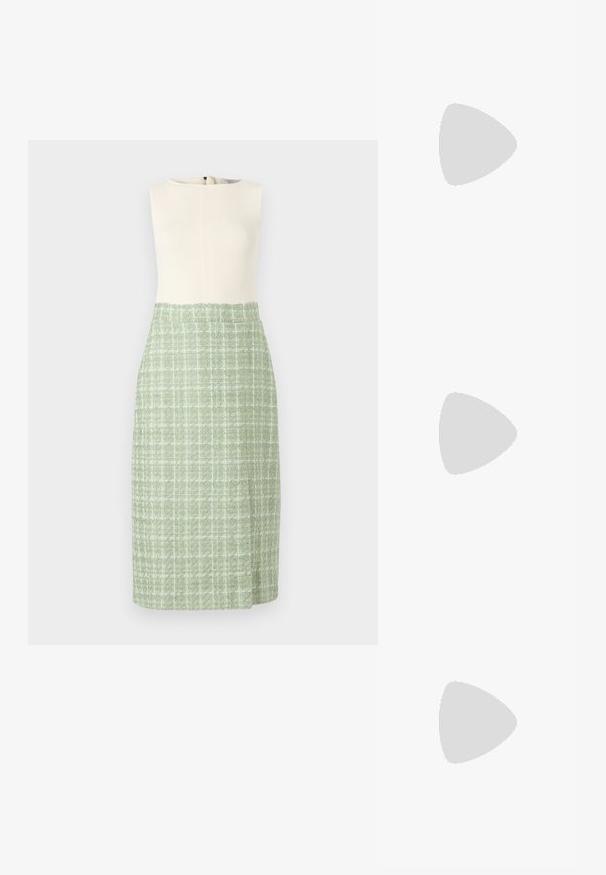 Rochie fără mâneci cu un top texturat crem și o fustă dintr-un material texturat verde, cu un model discret în carouri. Închidere laterală cu fermoar.; Sandale negre cu toc înalt au curele subțiri cu un design legat, un vârf pătrat neted și un toc stiletto elegant.; Geantă metalică gri deschis, cu un strap din lanț, decorată cu mici ținte circulare metalice și un logo de marcă triangular.; Cercei rotunzi din argint cu un finisaj neted și strălucitor. Design ușor, având o formă rotundă și închidere cu tijă.