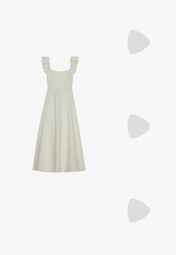 Ærmeløs, cremefarvet kjole med firkantet halsudskæring og rynkede skulderdetaljer, der har en tætsiddende bærestykke og en flagrende nederdel.; Lyserøde slingback flade sko med spidse tær, lavet af et glat læderlignende materiale. Har udskæringsdetaljer på siderne og en flad hæl.; Klare plastiske briller med firkantet ramme og gennemsigtige linser, der har guld accenter på tempelstængerne for ekstra detaljer.; Hvid struktureret taske med korte håndtag og en skulderrem, prydet med guldfarvede hardwaredetaljer og tekstureret materiale, præsenteret mod en grå baggrund.