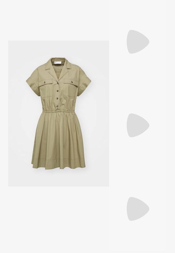 Khakifarbenes kurzärmliges Kleid mit Kragen, Knopfverschluss, elastischem Bund und zwei Brusttaschen. Glattes Material und ausgestellter Saum.; Goldene vegane Ledersandalen mit zwei verstellbaren Riemen, Korkfußbett und dunkler Gummisohle. Glatte Textur mit metallischem Finish.; Rechteckige Sonnenbrille mit einem Schildpatt-Kunststoffrahmen, dunklen Gläsern und silbernen Akzenten an den Seiten. Hergestellt in Italien.; Braune Leder-Crossbody-Tasche mit Logo-Muster, goldener Kettenriemen, Reißverschlussverschluss und goldenen Hardware-Details. Kompakte und rechteckige Form.