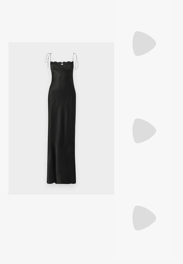Rochie maxi din satin negru cu o siluetă ajustată, detalii cu margini ondulate la decolteu și bretele ajustabile. Textură netedă.; Top alb cu dungi, cu decolteu rotund și detaliu metalic pe umăr. Textură moale, design ajustat și stil fără mâneci.; Jachetă puffer cu un model maro și negru, asortată cu o fustă mini din piele de șarpe maro, cizme negre până la genunchi și o geantă mică neagră.; Geantă de piele neagră cu un design curbat, dotată cu studuri argintii, o cataramă și două buzunare laterale. Curea ajustabilă pentru opțiuni de transport.
