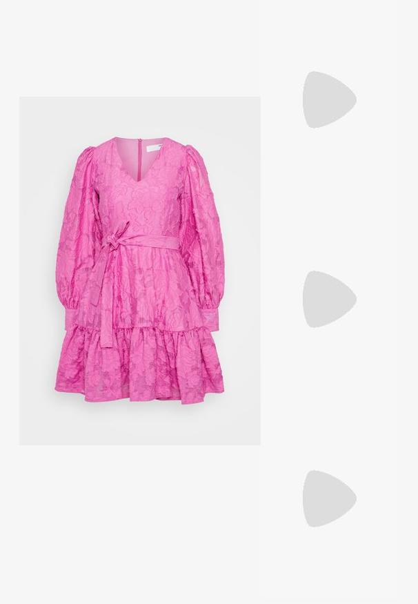 Selected Femme SLFCALLI SADIE SHORT V NECK DRESS  - Kokteilinė suknelė / vakarėlių suknelė - phlox pink; Juodos lakuotos odinės šlepetės su smailiu pirštu ir geometriniu bloko kulnu. Turi elegantišką, minimalistinį dizainą ir lygų paviršių.; Juodas odinis krepšys su išlenkta forma, nuimamu dirželiu ir auksiniais detalėmis. Krepšys turi kilpą su sagtimi.; Auksinės spalvos žiedas, turintis organišką, sukimosi dizainą su lygiu paviršiumi ir siaurėjančiais galais, sukuriantis modernią skulptūrinę išvaizdą.