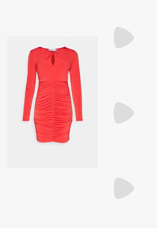 Crvena haljina dugih rukava s izrezom u obliku ključa, nabranim detaljima duž suknje i prilagođenom siluetom. Glatka, elastična tkanina.; Crna lakirana slingback cipela s izduženim vrhom, remenčićima oko gležnja s srebrnim kopčama i dijelovima, te vitkim potplatom.; Crna kožna torba s lukovitim oblikom, odvojivim remenom i zlatnim detaljima. Torba ima preklop s kopčom.; Naušnice zlatne boje s teksturiranim, valovitim oblicima. Uključuju skulpturalne kopče i dizajn otvorene kružnice s kovanom završnom obradom.
