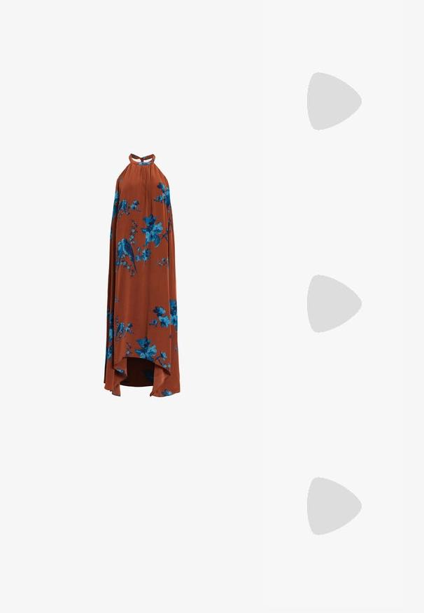 Langes Halterkleid aus leichtem Stoff in verbranntem Orange, mit blauem Blumen- und Vogelmuster, ausgestattet mit einem High-Low-Saum.; Schwarzer Lackleder Slingback-Schuh mit spitzem Zehenbereich, Knöchelriemen mit silbernen Schnallen und Beschlägen sowie einem schlanken Absatz.; Goldfarbene metallische Handtasche mit strukturiertem Design, glatter Textur und verstellbarem Tragegurt. Sie verfügt über eine einzigartige dreieckige Form und minimalistische Nähte.; Ohrringe in Goldoptik mit strukturierten, gewellten Formen. Beinhaltet skulpturale Clip-Ohrringe und ein offenes Hoop-Design mit gehämmertem Finish.
