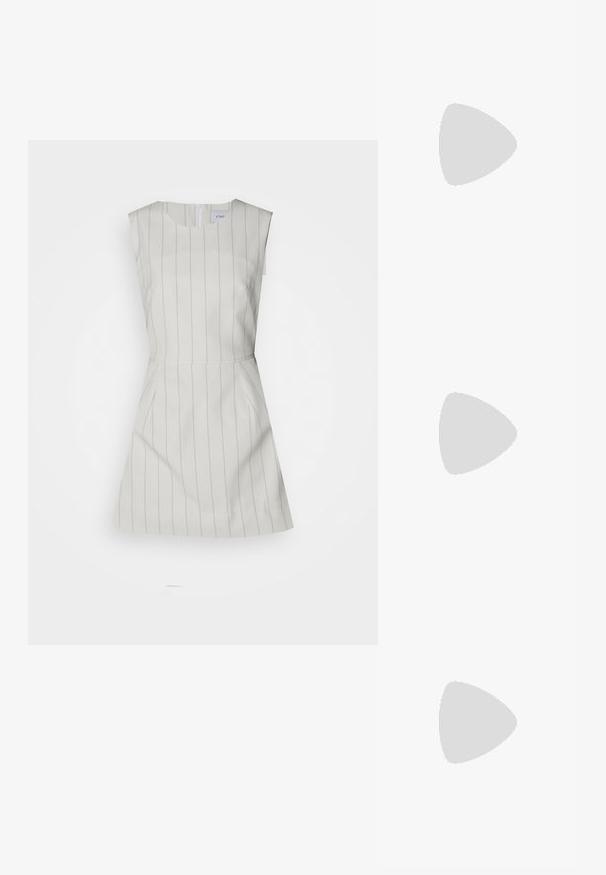 Ioana Ciolacu MINI DRESS - Rochie de zi - white; Sandale cu toc înalt din bronz, cu vârf pătrat, curea subțire la gleznă și design încrucișat în față. Finisaj metalic neted.; Geantă hobo realizată din material moale, de tip suede, într-o nuanță de bej deschis. Are o formă rotundă, cu o curea lată și închidere cu fermoar.; Cercei argintii cu un design în formă de cerc răsucit, având o suprafață texturată și detalii canelate, fixați cu un închizător cu tijă.