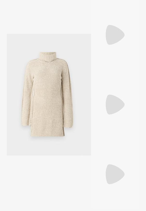 Tunique beige en peluche avec un col montant et des manches longues. Présente une surface texturée et des fentes latérales pour faciliter les mouvements.; T-shirt blanc à manches courtes en tissu côtelé. Col rond, coupe régulière et détails de couture subtils. Aucune motif ni graphique.; Ballerines en cuir noir avec un bout rond, texture lisse, détails de couture minimalistes et design de semelle flexible.; Sac à main en cuir marron avec une fermeture à rabat, des accents en métal doré, une bandoulière et une texture lisse. Forme rectangulaire compacte.
