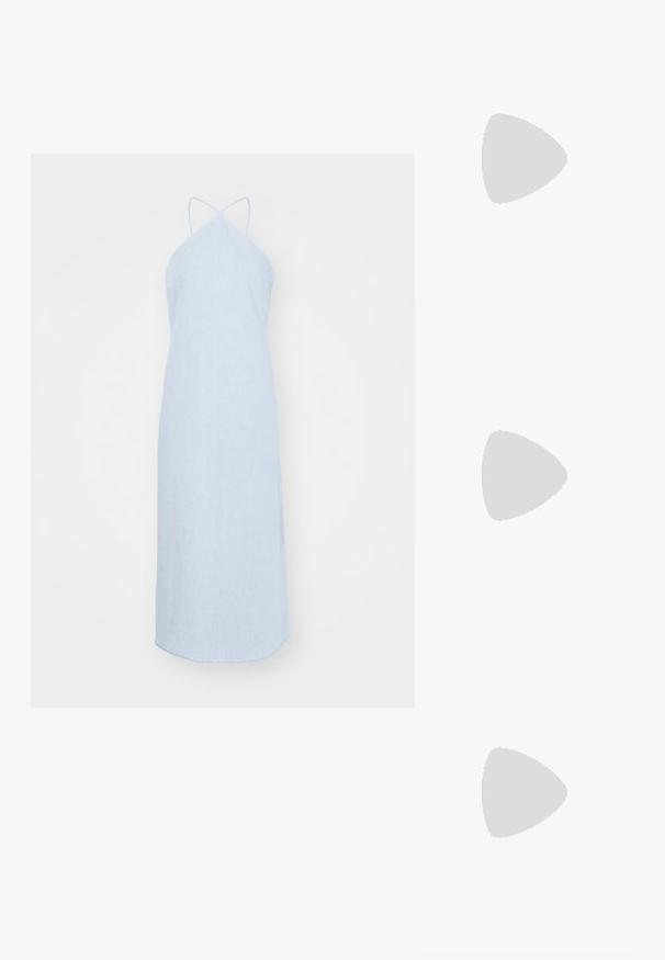 Robe midi sans manches bleu clair avec un col halter et des bretelles croisées ; réalisée en tissu doux avec une texture lisse et une coupe droite.; Sandal en cuir noir avec des fines lanières, un petit talon carré et un bout carré. Dispose d'une fermeture à boucle et d'une texture lisse.; Lunettes de soleil en écaille de tortue avec des verres ovales, teinte marron et accents dorés sur les branches. Montures épaisses avec une finition brillante et une texture lisse.; Boucles d'oreilles en perles argentées avec une forme incurvée en haricot. Surface lisse et brillante, maintenues par une fermeture à tige et à dos.