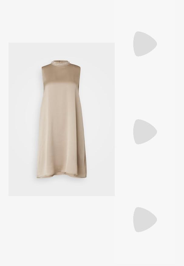 Beige mekko ilman hihoja, jossa on pyöreä pääntie ja joka on valmistettu sileästä kankaasta. Mekossa on teksturoitu kaulus, joka on koristeltu pienillä helmillä.; Musta nahkainen ballerinatyyppinen kenkä, terävä kärki, minimalinen muotoilu, sileä pinta, matala korko, ei näkyvää metalliosaa tai koristeita.; Musta nahkainen olkalaukku, jossa on sileä pinta, suorakulmainen muoto ja metalliketju yksityiskohtana edessä. Mukana säädettävä hihna.; Hopeakoru drop -korvakorut, joissa on neliömuotoinen nappi, sileällä, kiillotetulla pinnalla ja pisaran muotoisella designilla, heijastavat valoa kiiltävän pinnan kautta.